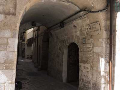Percorriamo quindi via dei Gesuiti fino a incontrare sulla nostra destra l�arco di Sant�Onofrio, un tempo custode della chiesa di San Nicola del Porto in cui riposarono le spoglie del Patrono di Bari prima di essere condotti nella cripta di San Michele e poi nella Basilica